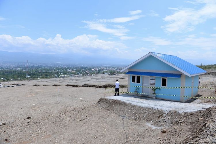 Presiden Joko Widodo dan Ibu Negara Iriana langsung meninjau proyek penyediaan hunian tetap bagi korban gempa begitu tiba di Kota Palu, Provinsi Sulawesi Tengah, Selasa (29/10/2019). 