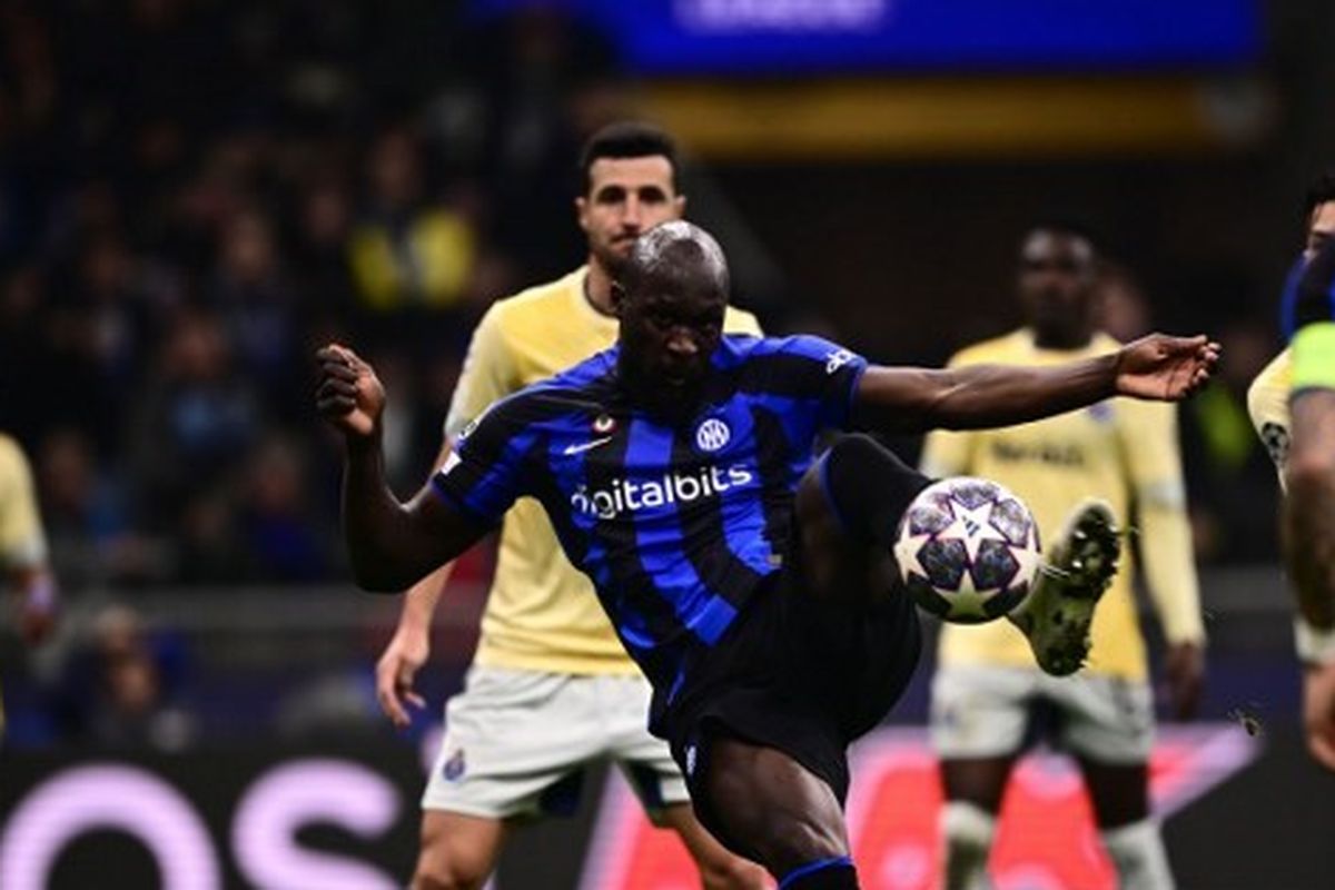 Striker Inter Milan asal Belgia, Romelu Lukaku, mencetak gol ke gawang FC Porto pada laga leg pertama babak 16 besar Liga Champions 2022-2023 yang digelar di Stadion Giuseppe Meazza, Rabu (22/2/2023) malam waktu setempat.