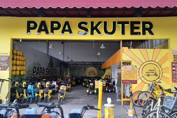 Papa Skuter yang merupakan tempat penyewaan sepeda listrik di Kiara Artha Park