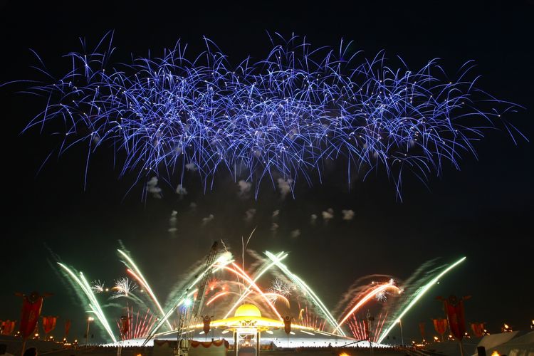 Ilustrasi atraksi kembang api saat malam tahun baru.