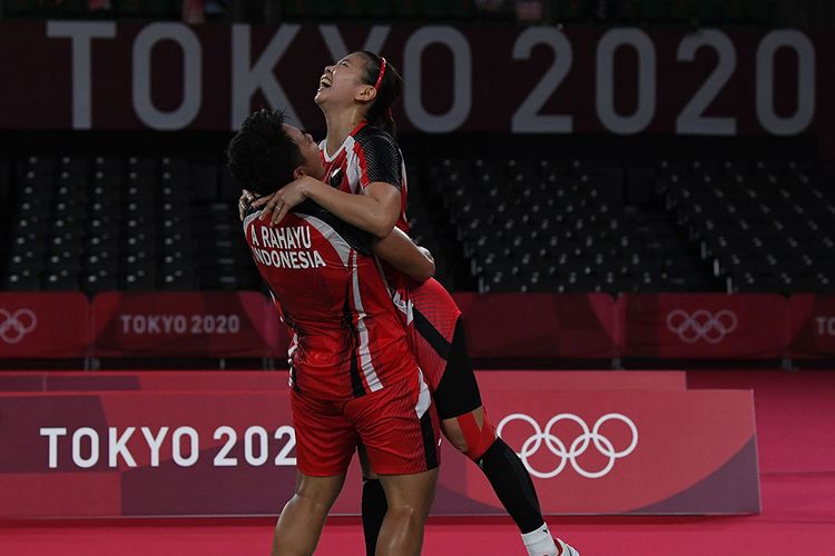 Pebulutangkis ganda putri Indonesia Greysia Pollii/Apriyani Rahayu merayakan kemenangan atas ganda putri Korea Selatan Lee Sohee/Shin Seungchan dalam semifinal Olimpiade Tokyo 2020 di Musashino Forest Sport Plaza, Tokyo, Jepang, Sabtu (31/7/2021). Greysia/Apriyani menang 21-19, 21-17 dan melaju ke final. ANTARA FOTO/Sigid Kurniawan/foc.