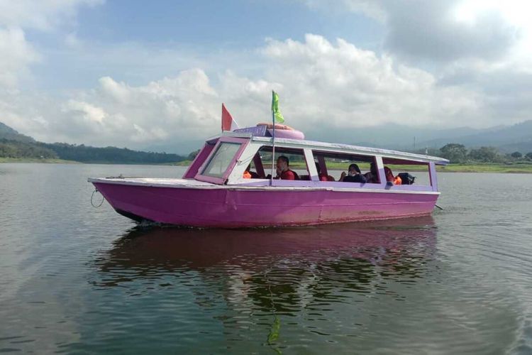 Sejumlah wisatawan saat berkeliling Waduk Selorejo menggunakan perahu pada Sabtu (21/11/2020).