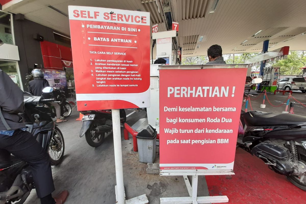 Isi bensin di SPBU Pertamina 