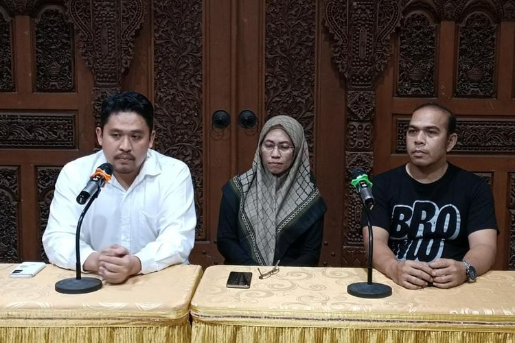 Kuasa hukum dari almarhum Muhammad Hasya Attalah Syahputra, Rian Hidayat (kanan), saat memberikan keterangan terkait pembentukan TGPF dalam kasus tabrakan yang melibatkan Hasya dan AKBP (Purn) Eko Setia BW di wilayah Bekasi Selatan, Kota Bekasi, Selasa (30/1/2023) malam.