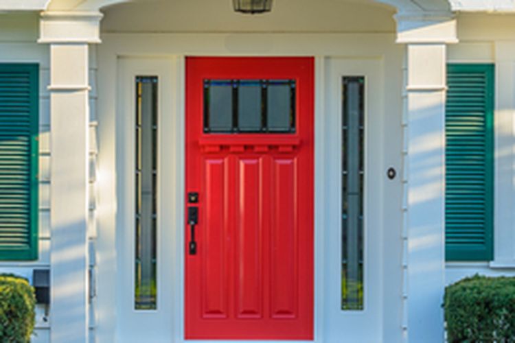 Pintu depan rumah yang diaplikasikan cat berwarna merah