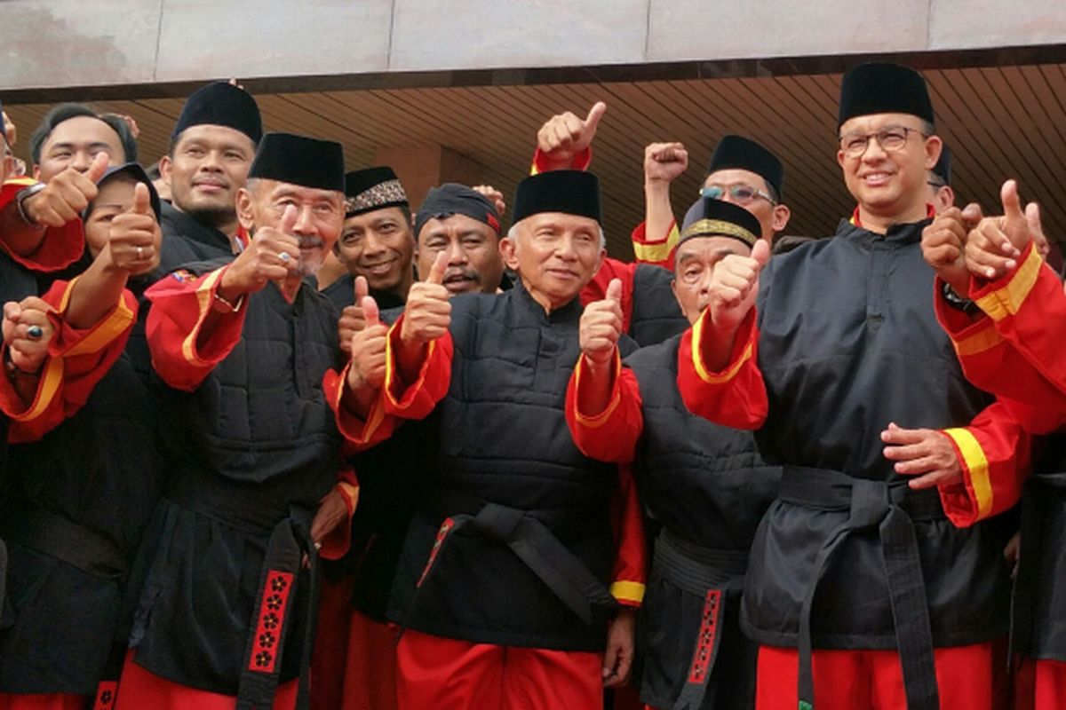 Gubernur DKI Jakarta Anies Baswedan dikukuhkan menjadi pendekar utama kehormatan Tapak Suci Putera Muhammadiyah di halaman Gedung Pusat Dakwah Muhammadiyah, Jalan Menteng Raya, Minggu (11/2/2018). Amien Rais yang menjadi Dewan Penasihat Perguruan Seni Bela Diri Tapak Suci Putera Muhammadiyah turut hadir dalam pengukuhan tersebut.