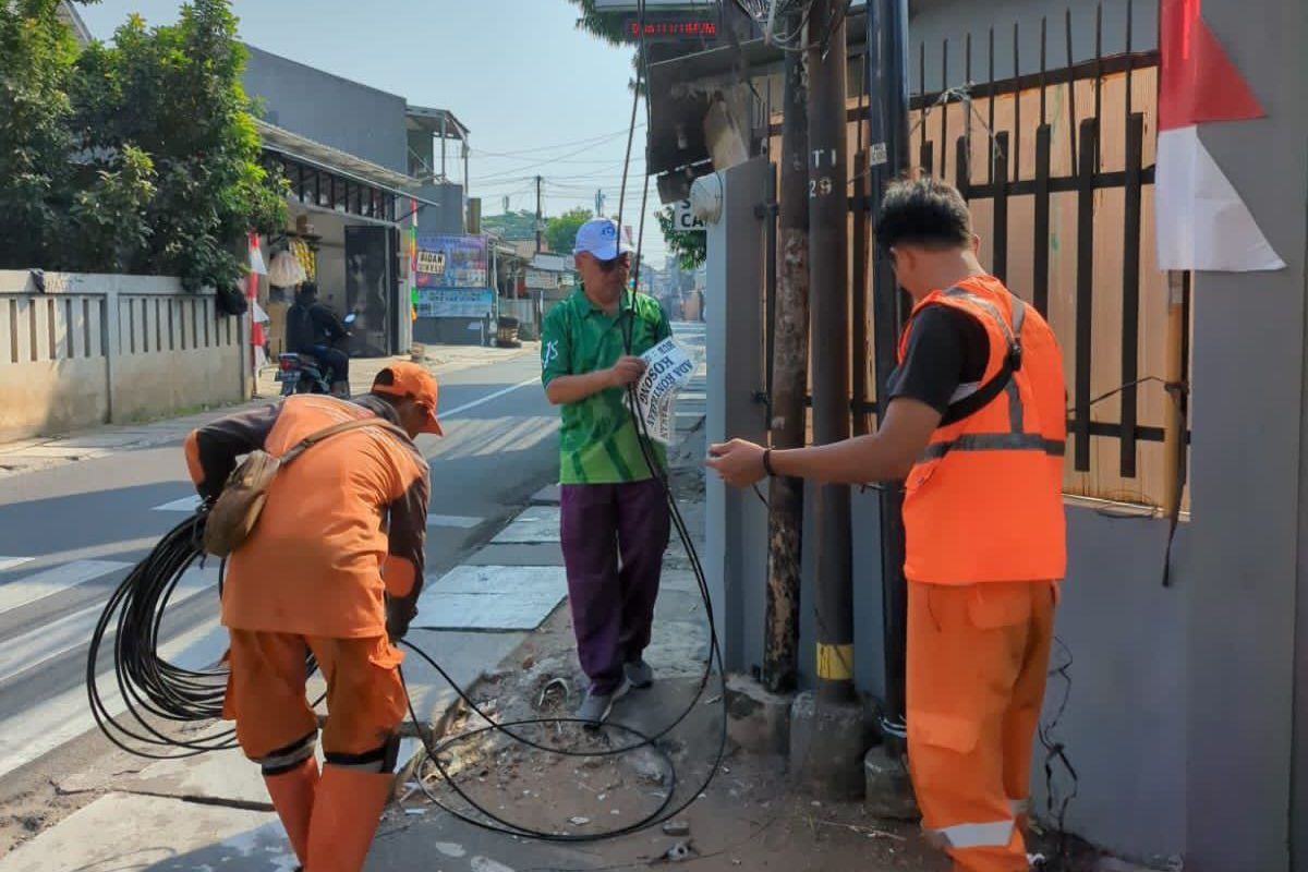 Petugas PPSU Kecamatan Jagakarsa, Jakarta Selatan, tengah merapihkan kabel semrawut di bilangan Srengseng Sawah, Senin (7/8/2023). 