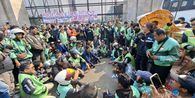 Kawal Warga Pati, Ojol Akan Bermalam di Depan Gedung DPR RI Jelang Demo 27 Agustus