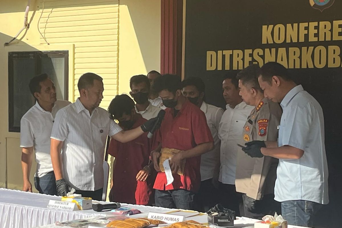Direktur Reserse Narkoba Polda Sumut, Kombes Pol Jean Calvijn Simanjuntak saat menanyai salah seorang tersangka yang coba menyelundupkan sabu dari Bandara Kualanamu, Rabu (30/4/2025)    