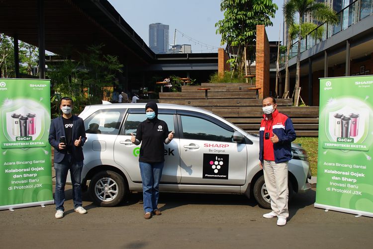 Keterangan foto (ki-ka) : Head of Global Transport Marketing Gojek Amanda Parikesit bersama dengan Mitra Driver GoCar Charissa dan National Sales Senior General Manager PT Sharp Electronics Indonesia Andry Adi Utomo dalam acara bincang santai kolaborasi Gojek dan Sharp pada Rabu, 21 April 2021 di Jakarta. 