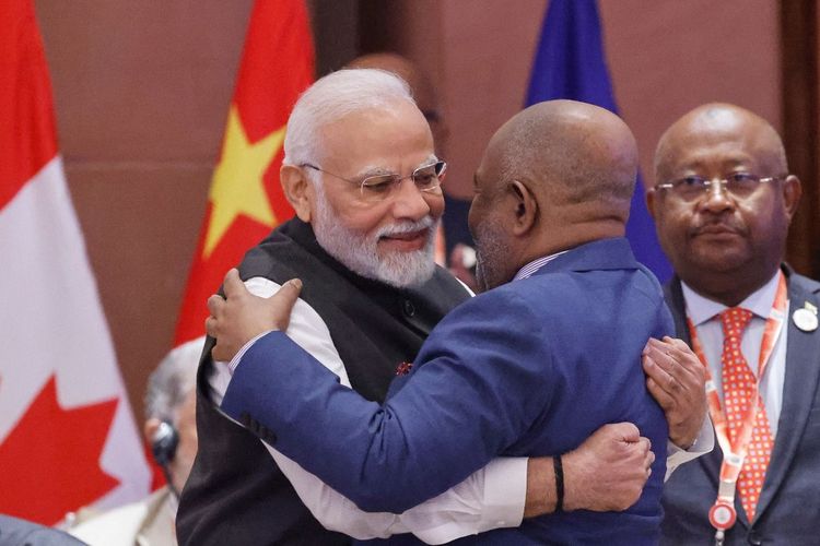 Ketua Uni Afrika dan Presiden Komoro, Azali Assoumani (Kanan) dan Perdana Menteri India, Narendra Modi saling berpelukan pada sesi pertama dari KTT Pemimpin G20 di Bharat Mandapam, New Delhi, pada tanggal 9 September 2023.