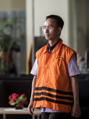 Bupati Pamekasan yang juga tersangka kasus suap Achmad Syafii berjalan keluar gedung seusai menjalani pemeriksaan perdana di gedung KPK, Jakarta, Rabu (9/8/2017). Achmad Syafii diperiksa perdana oleh penyidik KPK sebagai saksi untuk tersangka Rudi Indra Prasetya terkait kasus suap kepada Kajari Pamekasan untuk menghentikan penanganan kasus korupsi penyelewengan dana desa. ANTARA FOTO/M Agung Rajasa/ama/17