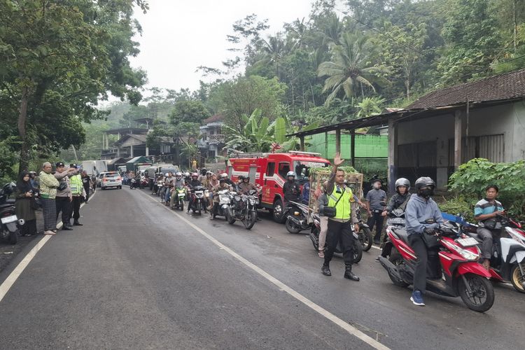 Truk Tangki Solar Terguling di Purworejo, Jalan Raya Kalijambe Lumpuh Total Berjam-jam