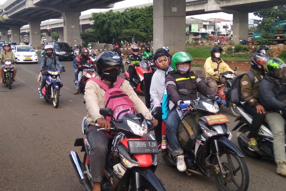 Kondisi arus balik pemotor yang melintas di Kalimalang, masing normal, Rabu (20/6/2018)