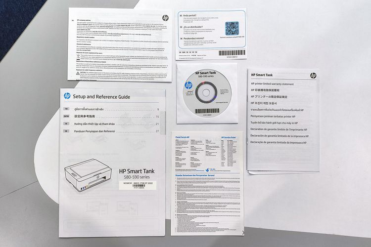 Rangkaian dokumentasi dan panduan di dalam kemasan printer HP Smart Tank 580