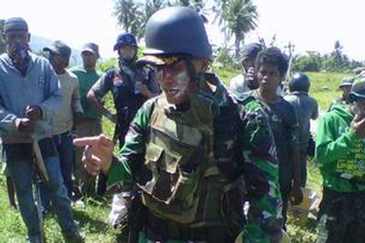 Komandan Batalyon 711 Raksatama Mayor inf Washinton saat mengimbau warga untuk kembali ke desanya masing-masing.