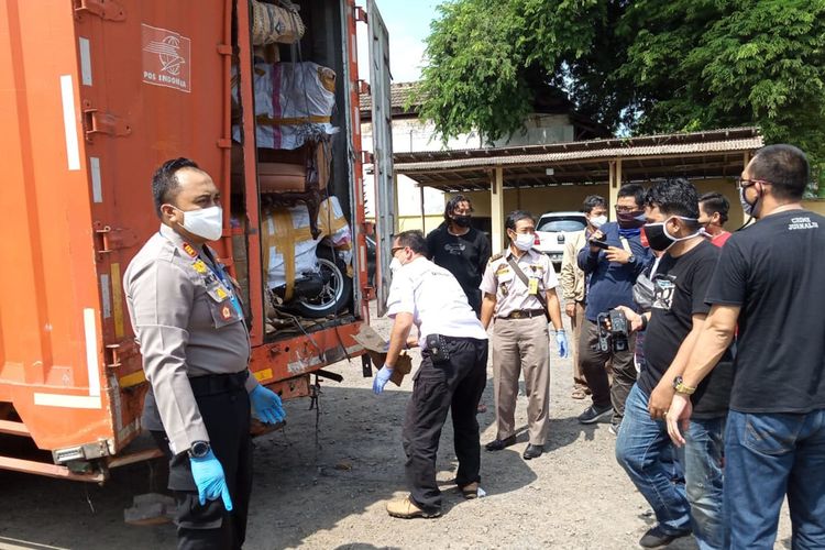 Sebanyak 900 kilogram daging babi celeng diselundupkan dengan menggunakan mobil boks berlogo PT Pos Indonesia. Penyelundupan ini digagalkan oleh aparat Polsek Panjang, Rabu (17/6/2020) pagi. (FOTO: Dok. Polsek Panjang)