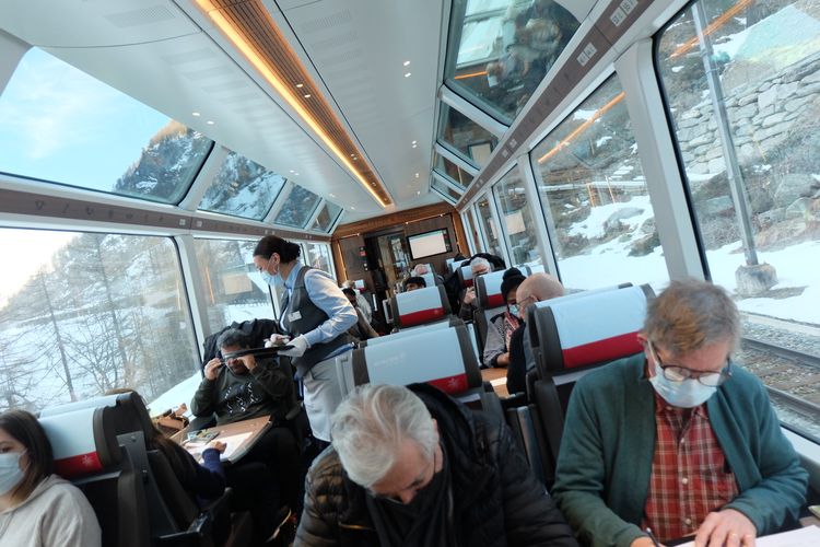 Interior kereta panorama Kelas Satu di Swiss, Glacier Express. 