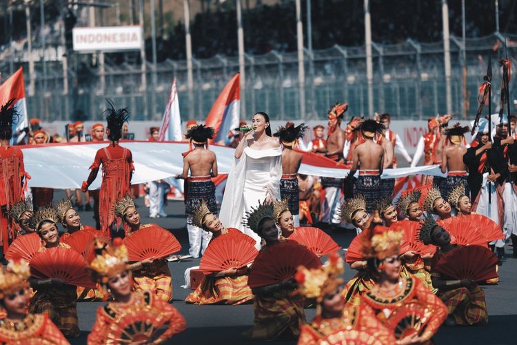 Gaya Agnez Mo di Pembukaan MotoGP Mandalika 2026, Anggun dengan Gaun Off-Shoulder