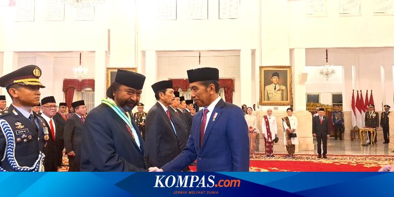 Jokowi Serahkan Medali Kepeloporan untuk Surya Paloh