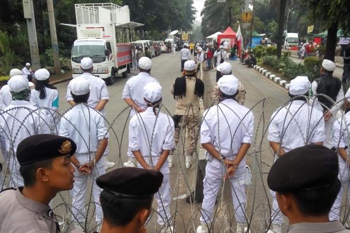 Massa pengunjuk rasa sidang kasus dugaan penodaan agama dengan terdakwa Basuki Tjahaja Purnama atau Ahok di Jalan RM Harsono, Jakarta Selatan, Selasa (28/2/2017).
