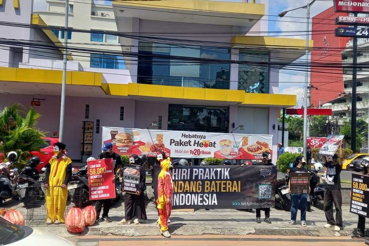 Aktivis Jogja Gelar Aksi di Semarang, Serukan Pembebasan Ayam Petelur dari Kurungan Kandang
