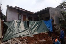 Halaman Belakang Rumah Ini Longsor Pasca Hujan Deras di Depok
