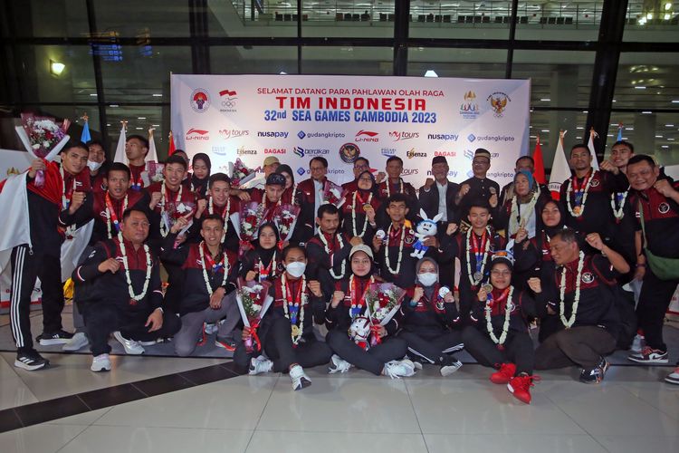 Tim Pencak Silat Indonesia berfoto bersama setibanya dari Kamboja di Terminal 3 Bandara Soekarno Hatta, Tangerang, Banten, Kamis (11/5/2023). Tim Pencak Silat Indonesia berhasil menjadi juara umum di ajang SEA Games 2023 Kamboja dengan memperoleh medali sembilan emas, enam perak dan satu Perunggu. 