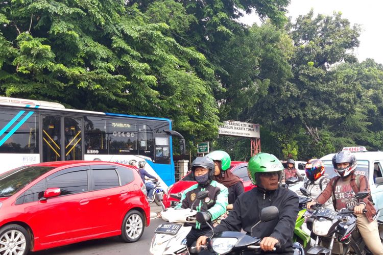 Pasca kejadian pengrusakan dan pembakaran Polsek Ciracas, Jakarta Timur, arus lalu lintas lancar dan aman, Rabu (12/12/2018)