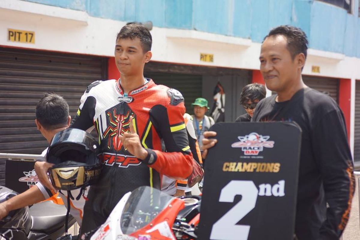 Fahrizal Pratama Putra (17) bersama sang ayah, Made Malik (46) merayakan kemenangan bersama setelah berhasil menempati urutan kedua dalam seri terakhir Indonesia CBR Day 2019.