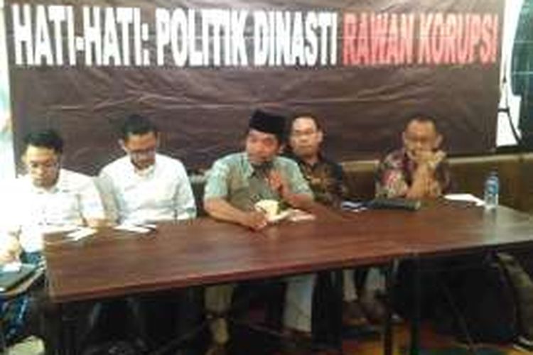 (kiri ke kanan) Apung Widadi, Julius Ibrani, Ray Rangkuti, Sebastian Salang, dan Arif Susanto tengah menyampaikan materi diskusi Politik Dinasti di Jakarta