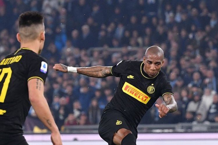 Pemain tengah Inter Milan asal Inggris, Ashley Young melesatkan tendangan untuk membuka skor selama pertandingan sepak bola Serie A Italia Lazio Roma vs Inter Milan pada 16 Februari 2020 di stadion Olimpiade di Roma.