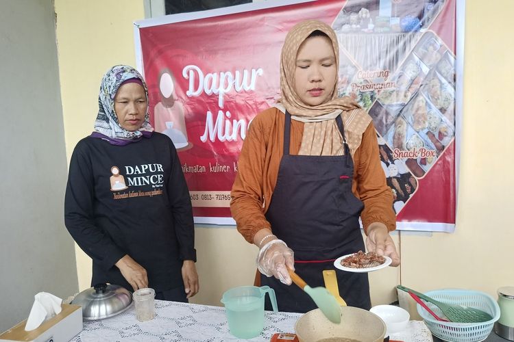 Owner Dapur Mince Palembang, Mirna Uliana sedang mendemonstrasikan cara memasak tekwan makanan yang bisa disajikan sebagai menu berbuka puasa, Sabtu (16/3/2024).