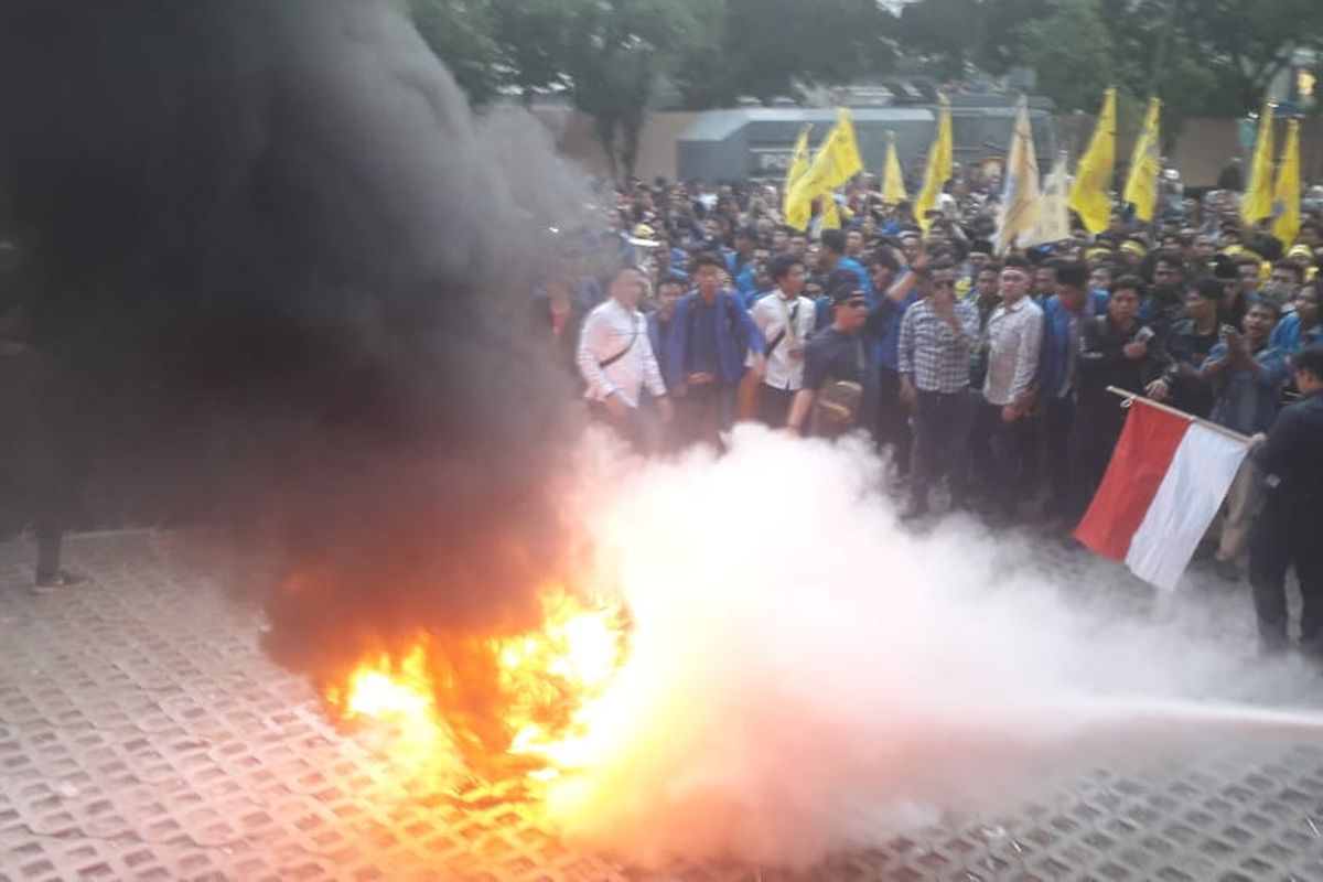 Mahasiswa PMII melakukan demonstrasi di depan Gedung KPK untuk mendukung revisi UU KPK pada Jumat (20/9/2019)