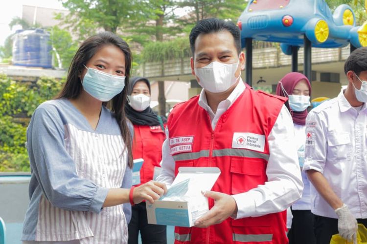 Waspada Abu Vulkanik, Pemkot Tangsel dan PMI Bagikan 14.000 Masker Gratis