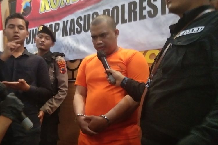 Hani Rokhmat Saefudin, mantan kepala dusun di Candimulyo, Magelang saat memberikan keterangan dalam konferensi pers di Polresta Magelang, Selasa (28/5/2024).