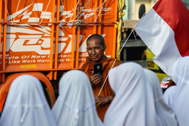 Biksu menjalani ritual thudong kembali melanjutkan perjalanan dari Kota Tegal, Jawa Tengah, Rabu (24/5/2023). Sebanyak 32 biksu jalan kaki dari Thailand menuju Candi Borobudur untuk meyambut Hari Raya Waisak.