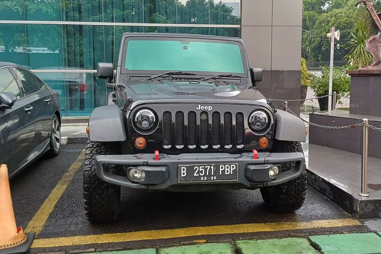 Mobil Wrangler Rubicon milik Mario Dandy yang terparkir di halaman parkir Kantor Kejaksaan Negeri Jakarta Selatan, Rabu (24/4/2024).