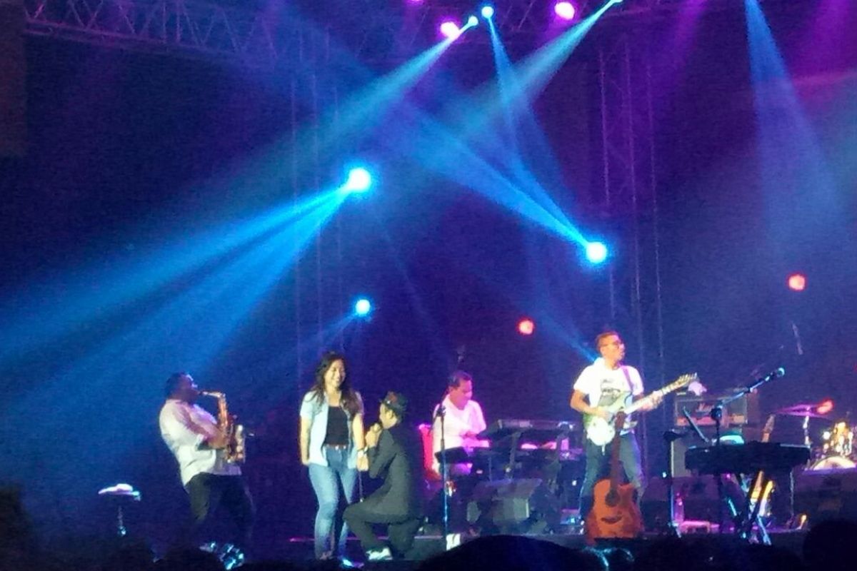 Glenn Fredly berlutut di hadapan seorang perempun dalam Line Concert yang digelar di Medan International Convention Center, Medan Sunggal, Sumatera Utara, pada Sabtu (27/1/2018)