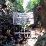 Mahasiswa Bentang Spanduk Tolak Omnibus Law di Tebing Karts Air Terjun Berambai
