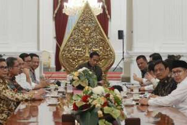 Presiden Joko Widodo saat memimpin rapat terbatas usai unjuk rasa massa ormas keagamaan di Istana Negara, Jumat (4/11/2016). Tampak wajah Menteri Agama Lukman Hakim Saifuddin masih diolesi odol. 