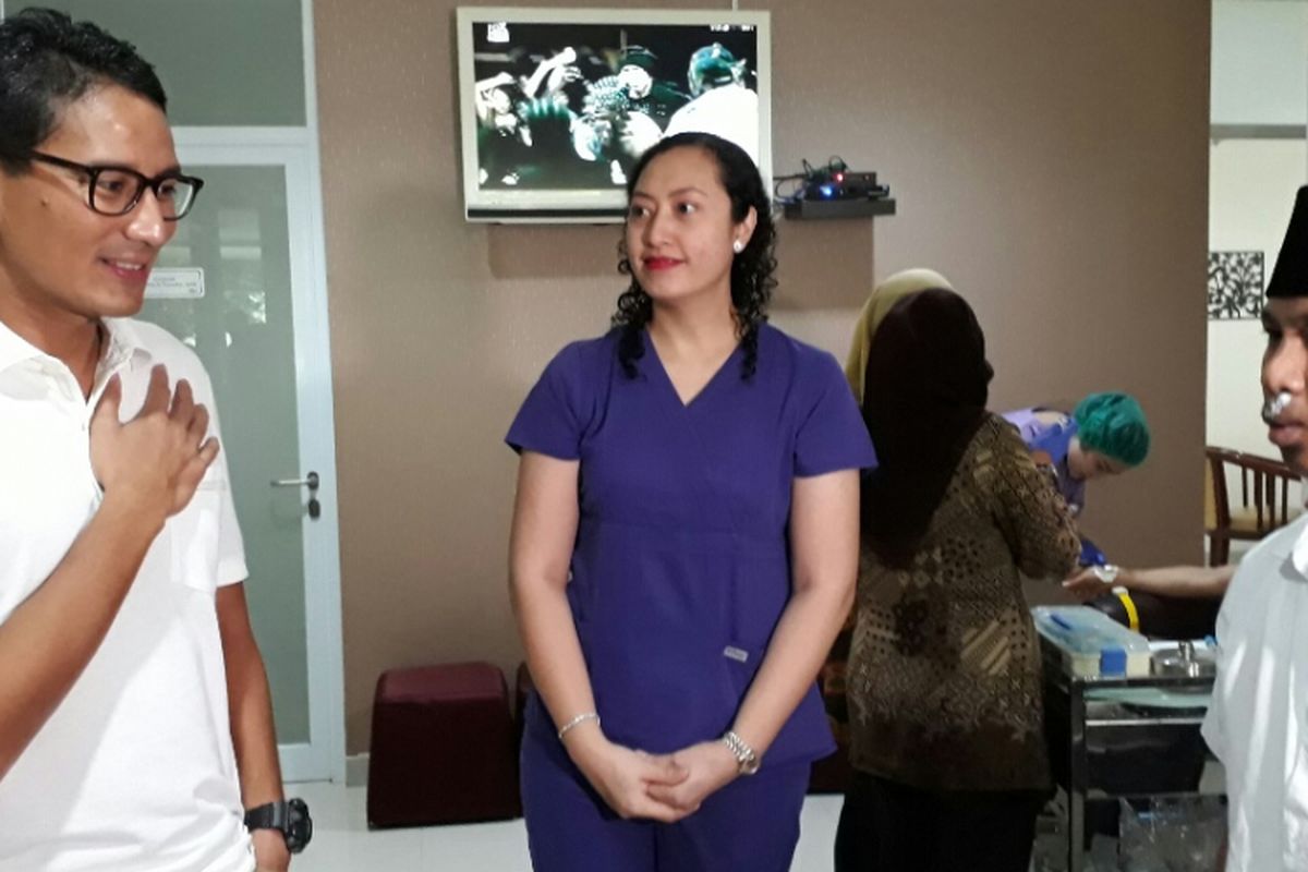 Calon wakil gubernur DKI Jakarta Sandiaga Uno menjenguk seorang relawannya pasca dioperasi bibir sumbing di Klinik Hayandra di Jalan Kramat 6, Jakarta Pusat. Jumat (31/3/2017)