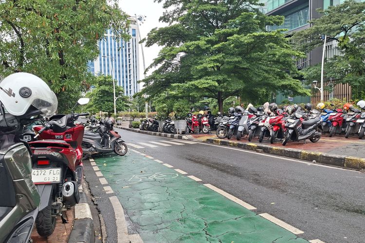 Parkir Liar Menjamur di Sekitar CNI–Lippo Puri Jakbar, Pengunjung Ngaku Dipatok Rp 20.000