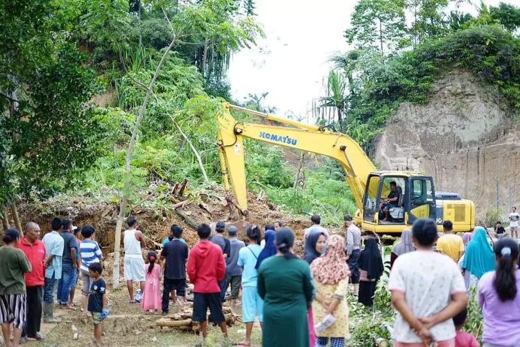 Tim penanggulangan bencana mencari korban longsor di Pasie Laweh, Padang Pariaman, Kamis (30/9/2021).