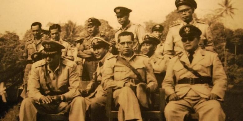 Komisaris Jenderal Polisi Raden Said Soekanto Tjokrodiatmodjo, (duduk paling kiri) pada tahun 1950. Soekanto adalah Kapolri pertama yang dulunya Kepala Djawatan Kepolisian Negara. Soekanto menjadi pucuk pimpinan Polri pada periode 29 September 1945 hingga 14 Desember 1959.
    