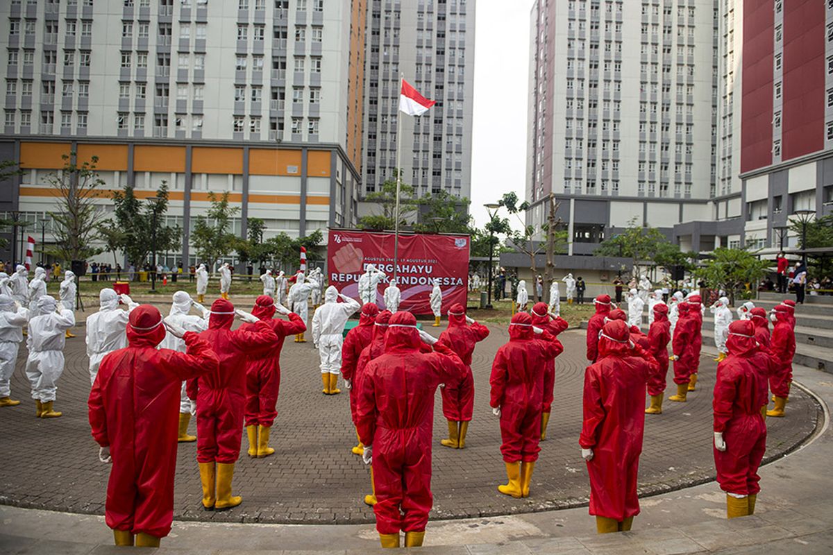 Sejumlah tenaga kesehatan dan pasien Covid-19 mengikuti upacara peringatan HUT Ke-76 Kemerdekaan Republik Indonesia (RI) di Rumah Sakit Darurat Covid-19 (RSDC) Wisma Atlet, Kemayoran, Jakarta, Selasa (17/8/2021). HUT Ke-76 Kemerdekaan RI tahun ini bertemakan Indonesia Tangguh, Indonesia Tumbuh.