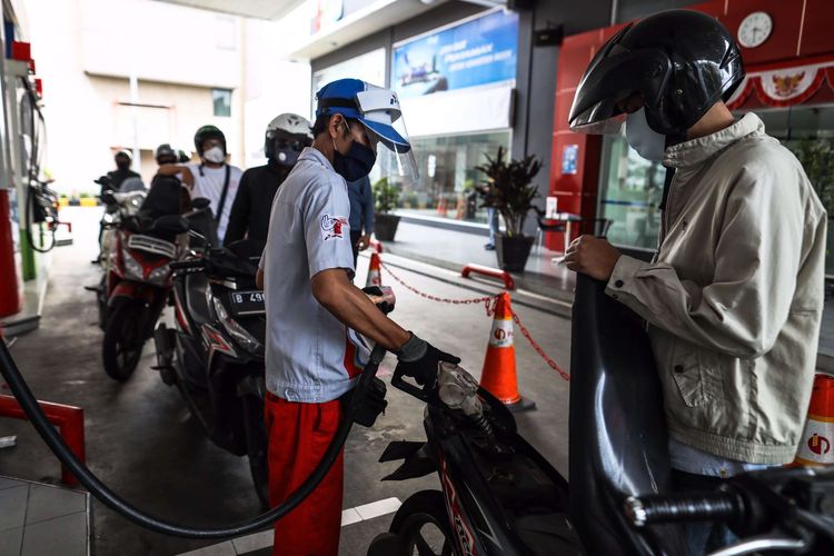 Petugas SPBU menggunakan alat pelindung wajah saat melayani pengendara di SPBU Pertamina 31.128.02 di Jl. Letjen M.T. Haryono, Jakarta Timur, Senin (1/6/2020). Penggunaan alat pelindung wajah (Face Shield) tersebut sebagai salah satu upaya untuk melindungi diri saat berhubungan langsung dengan pengendara dalam pencegahan penyebaran COVID-19.