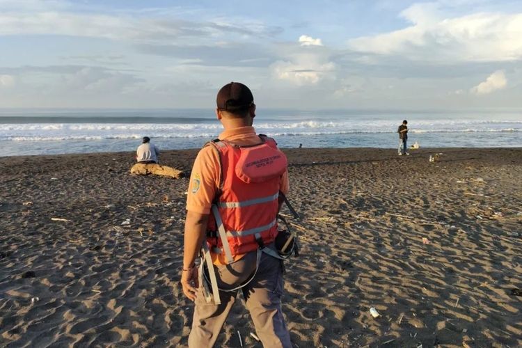 Tim SAR Satlinmas Rescue Istimewa (SRI) Wilayah V Kulon Progo memantau situasi keamanan pantai Glagah, Kapanewon Temon, Kabupaten Kulon Progo, Daerah Istimewa Yogyakarta.
