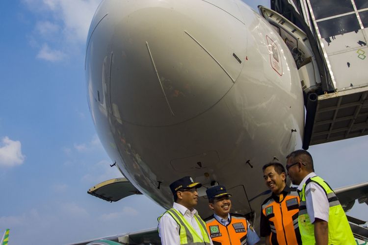 Menteri Perhubungan Budi Karya Sumadi (kiri) bersama Direktur Utama PT Angkasa Pura II Muhammad Awaluddin (kedua kanan) dan Eksekutif General Manager Halim Perdanakusama Marsekal Pertama Pip Darmanto (kedua kiri) mendengarkan penjelasan petugas saat melakukan pengecekan kelaikan pesawat (rampchek) di sela-sela peninjauan kesiapan mudik jalur udara di Bandara Halim Perdanakusuma, Jakarta, Senin (11/6). PT. Angkasa Pura II selaku pengelola memprediksi arus mudik jalur udara melalui Bandara Halim Perdanakusuma akan terjadi pada H-3 atau Selasa (12/6). Hingga Senin (11/6) Bandara Halim Perdanakusuma telah memberangkatkan sebanyak 82.510 penumpang atau meningkat 16,43 persen dibanding tahun lalu. ANTARA FOTO/Galih Pradipta/kye/18