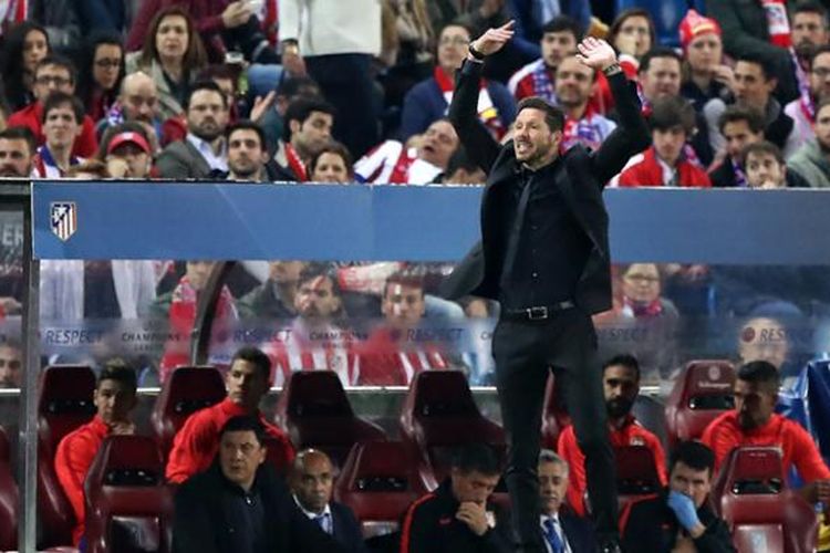 Reaksi pelatih Atletico Madrid, Diego Simeone, saat menyaksikan aksi pasukannya melawan Bayern Muenchen pada leg pertama semifinal Liga Champions di Stadion Vicente Calderon, Madrid, Rabu (27/4/2016).